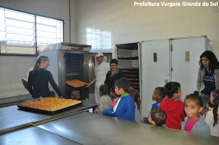 Alunos das creches municipais visitam Central de Alimentação Escolar, Padaria e Vaca Mecânica
