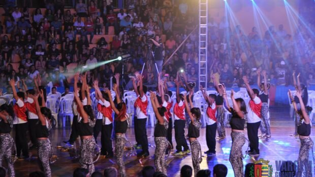 FORMATURA DOS ALUNOS DOS 5º ANOS DAS ESCOLAS MUNICIPAIS EMOCIONA PÚBLICO