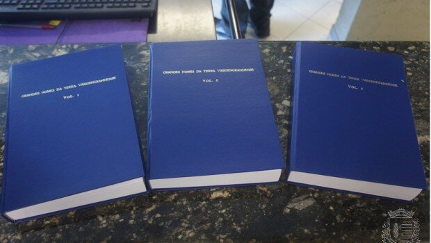 Biblioteca Municipal recebe volumes encadernados de biografias de vargengrandenses