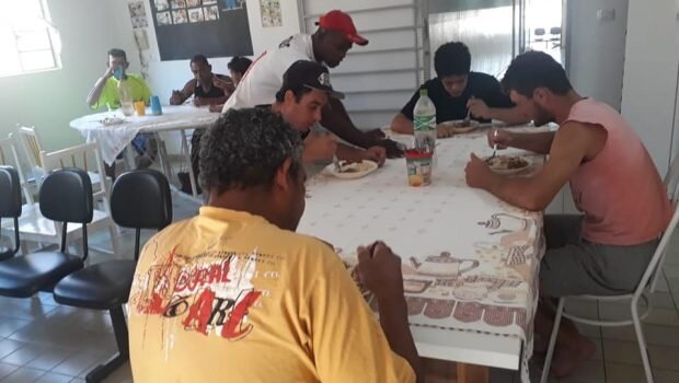 CASA DE PASSAGEM EM PARCERIA COM PREFEITURA RECOLHE MORADORES DE RUA