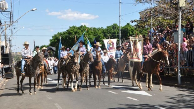 NESTE ANO A ROMARIA DOS CAVALEIROS E SANT’ANA PRECISOU SER SUSPENSA