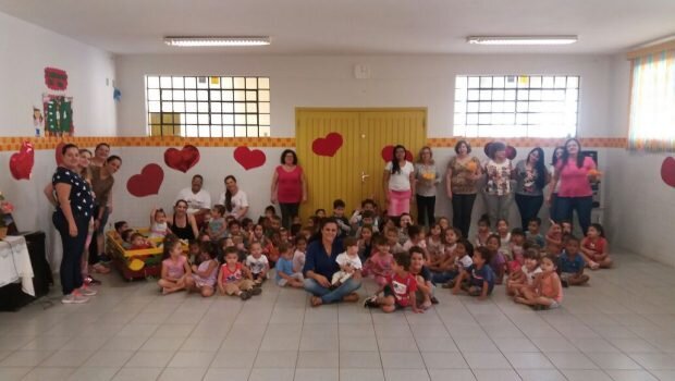 Alunos das creches municipais fazem homenagem ao Dia das Mães