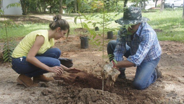 Meio Ambiente realiza plantio de mudas nativas para recuperação ambiental do Bosque