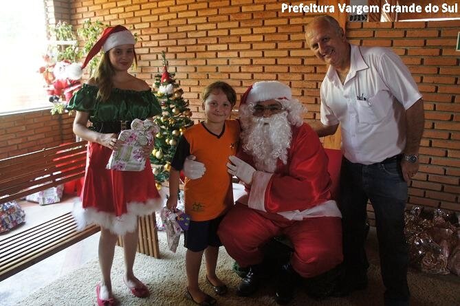 Integrantes do PETI e Terceira Idade participam de confraternização