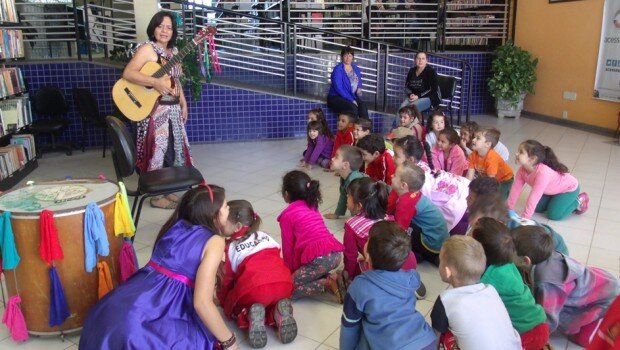 Dia do Folclore na Biblioteca: estórias, brincadeiras, cantigas e muita alegria