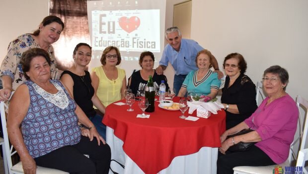 Terceira Idade comemora Dia das Mães com almoço