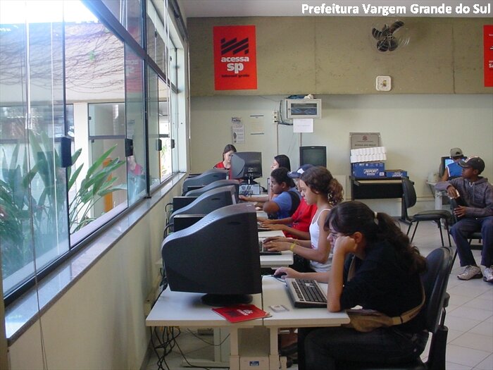 Biblioteca Municipal disponibiliza computadores para o público na sala Acessa São Paulo