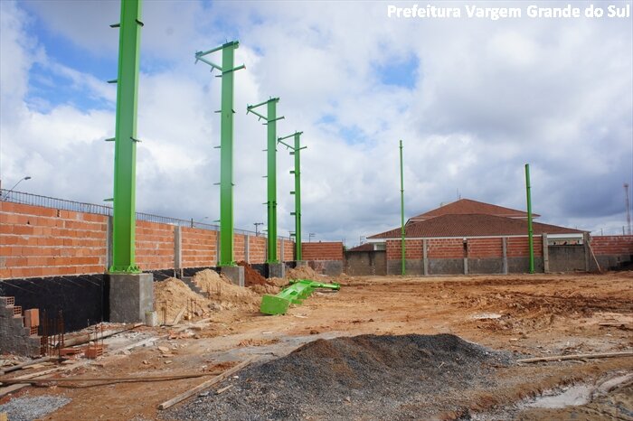 Continuam as obras da quadra da escola Antônio Coury