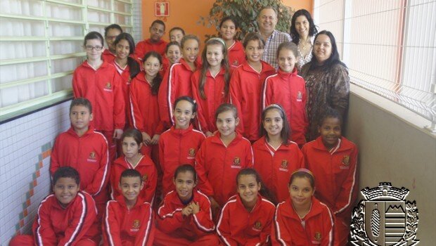 Prefeitura entrega uniformes de inverno para estudantes da rede municipal