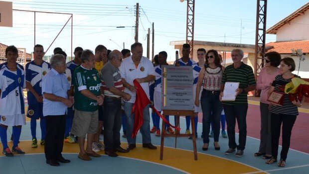 Inaugurada quadra poliesportiva “Roberto Aparecido Fermoselli” na Vila Polar
