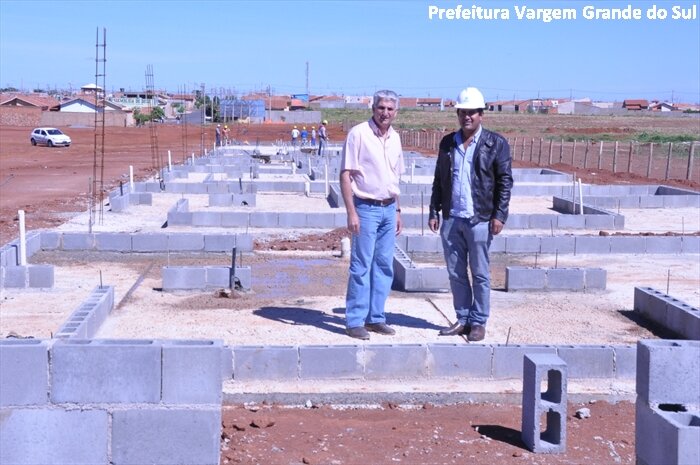 Casas Populares: alicerces e paredes começam a ser construídos