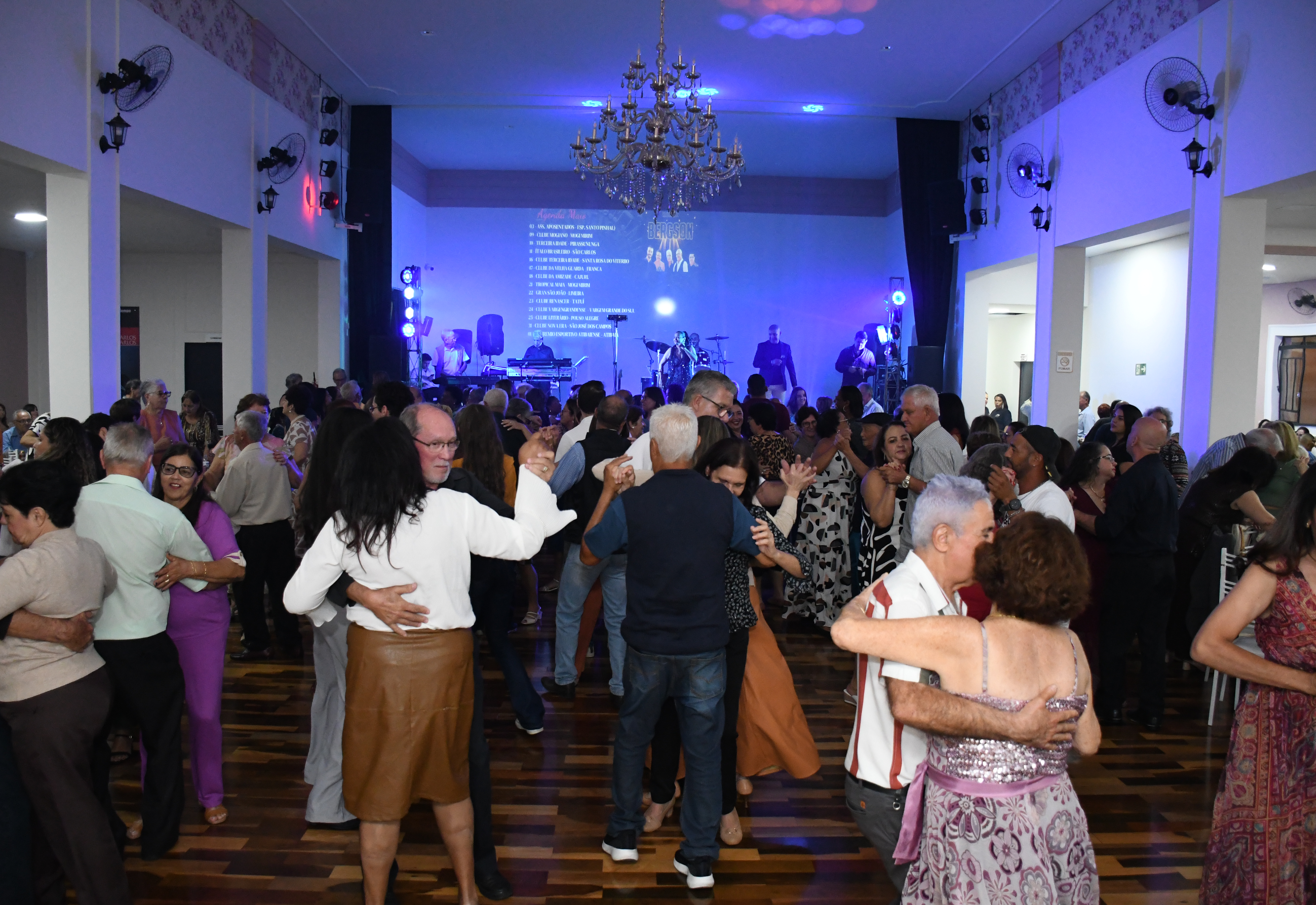BAILE DA TERCEIRA IDADE FOI REALIZADO NO CCI 