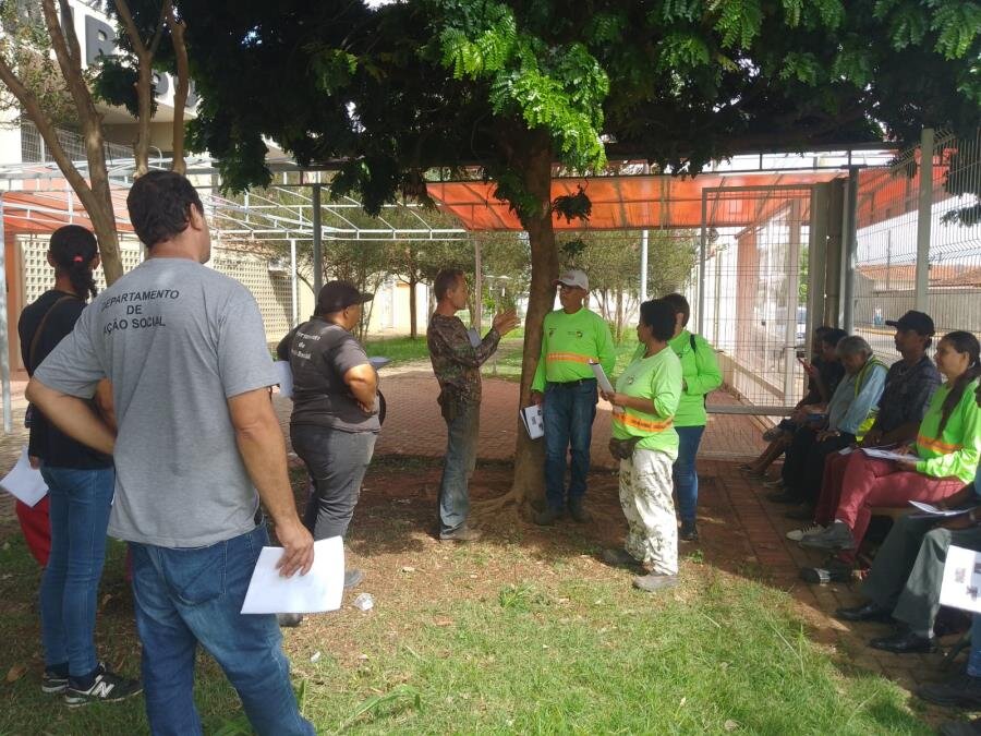 EQUIPE DA FRENTE SOCIAL DE TRABALHO ESTÁ REALIZANDO CURSO DE PODA DE ÁRVORE