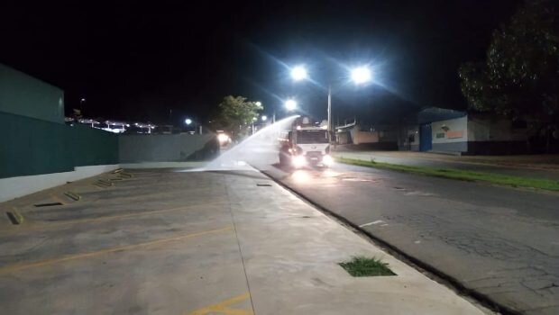 DESINFECÇÃO EM PREVENÇÃO A COVID-19 CONTINUA EM LOCAIS PÚBLICOS