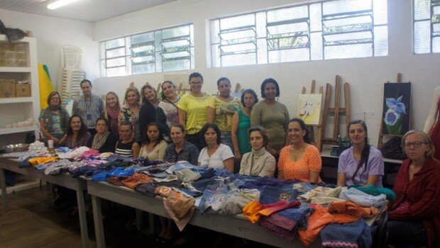 Alunos recebem certificado do curso de customização promovido pelo Fortalecendo a Família e SENAC